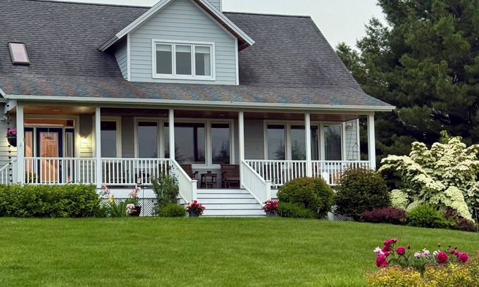Suttons Bay House | Idyllic Up-North Retreat: 10/10 Guest Rated & Pet Friendly!