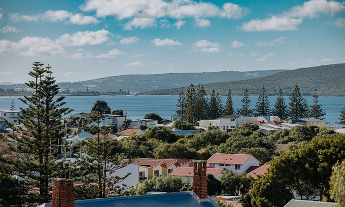 Mount Clarence House | Scenic Cottage Retreat with Spa & Hot Tub at Pinnaroo
