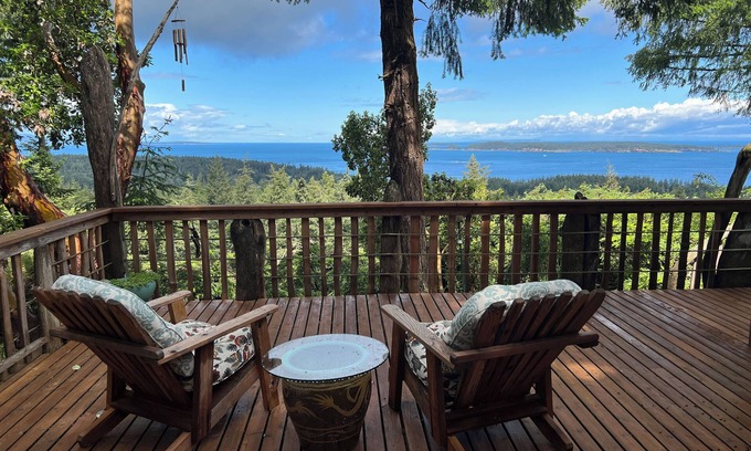 Eastsound Apartment | Unforgettable Ocean Views Just 1.5 Miles from Eastsound