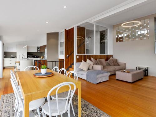 Mount Nelson House | Beautiful 5 Bedroom House with Spectacular Views & Hot Tub
