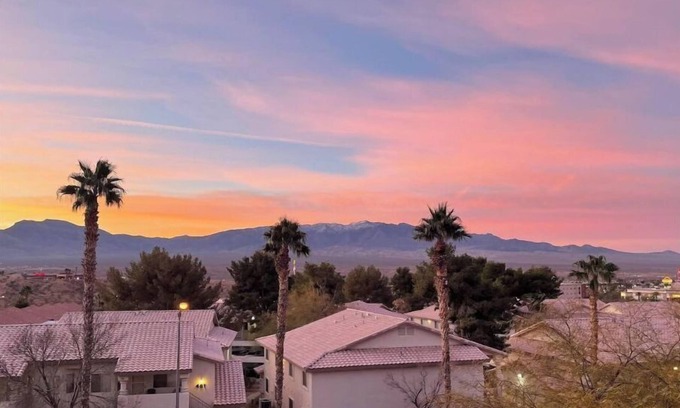 Mesquite Condo | Unforgettable Views at HawkRidge with Pool & Breakfast