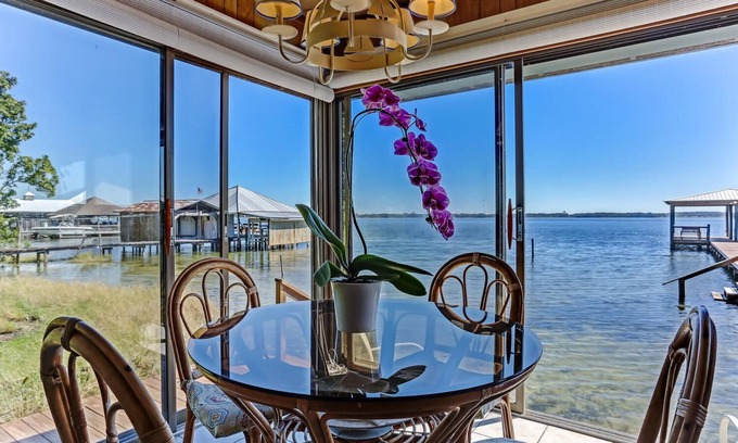 Starke House | Breathtaking Lakefront Retreat with 9.4/10 Guest Rating