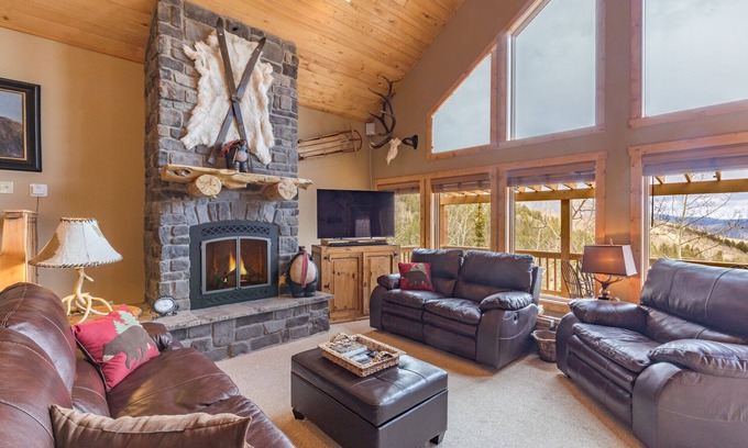 Creede Cabin | Discover Secluded Bliss with Spectacular Views & ATVs
