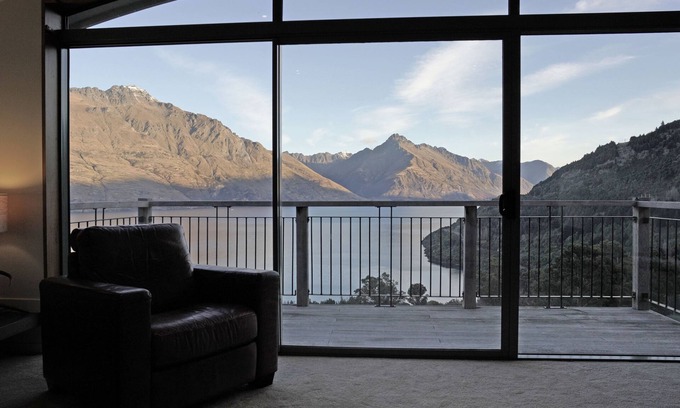 Sunshine Bay House | Unforgettable Views & Family-Friendly Spaces Await You