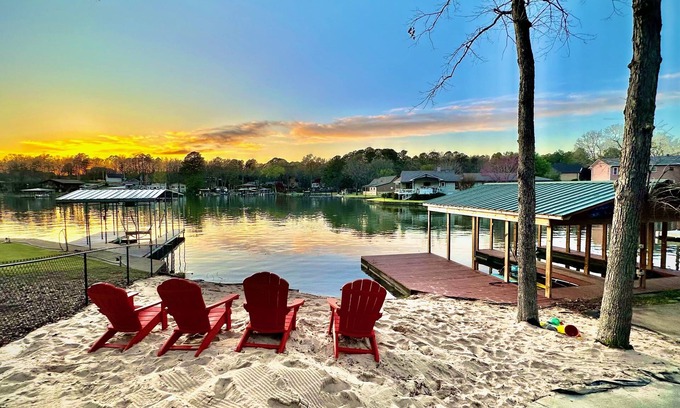 Piney House | Incredible Waterfront Beach House with Hot Tub & Dock