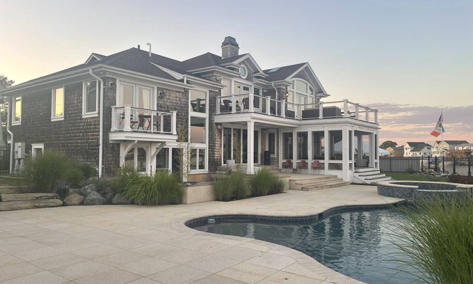 Massapequa House | Unforgettable Waterfront Montauk Beach House Retreat