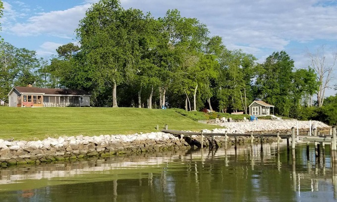 Mount Victoria House | Waterfront Retreat with Pool, Spa & Perfect Guest Rating