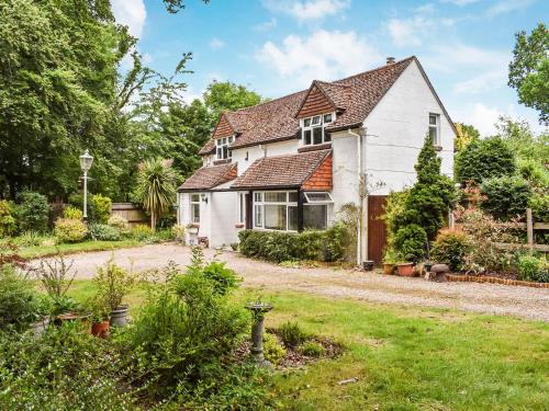 New Forest District House | Family-Friendly Retreat at Speedwell Cottage – Pet Welcoming!