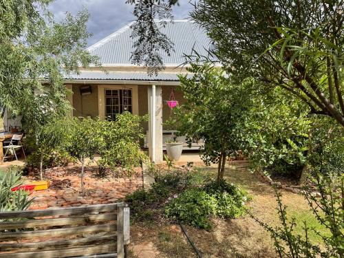 Calitzdorp House | Enjoy Pet-Friendly Comfort at Spekboom Cottage