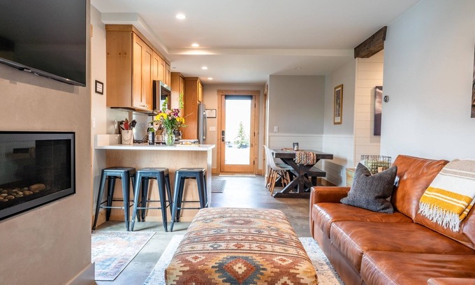 Crested Butte House | Pet-Friendly Retreat with Private Hot Tub & Mountain Views