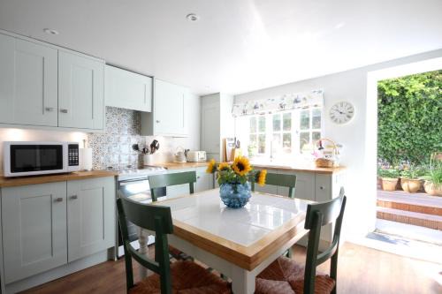 Sandwich House | Spencer House: Pet-Friendly Retreat with Ocean Views