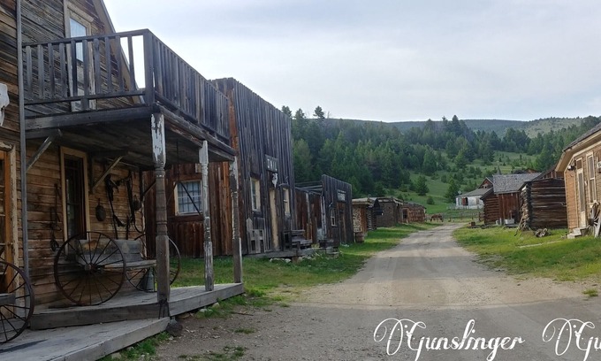 Anaconda Cabin | Experience a Unique Night in Jail with Lake Views
