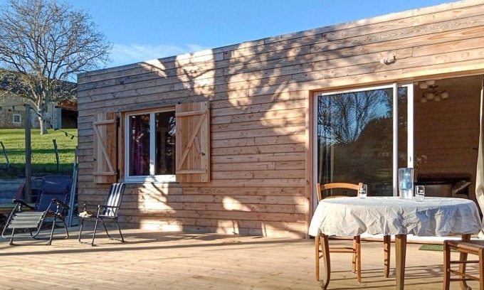 Calavante House | Relaxing Getaway in an Inviting Cottage with Spa & Lake View