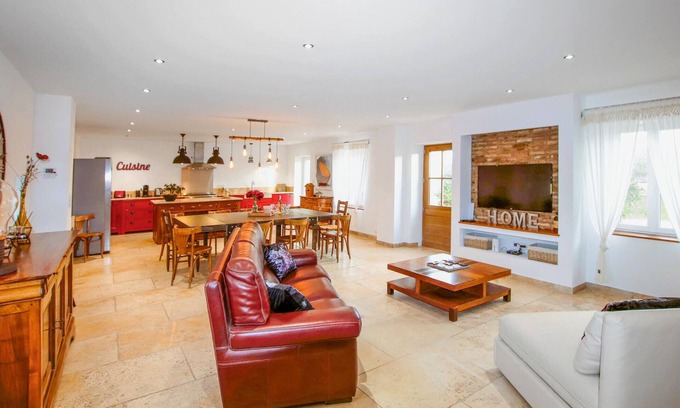Donzere House | Relax and Unwind in a Scenic Rural Vacation Home