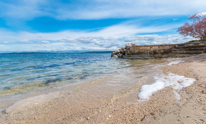 Banj Apartment | Relaxing Oceanfront Apartment with Private Garden Retreat