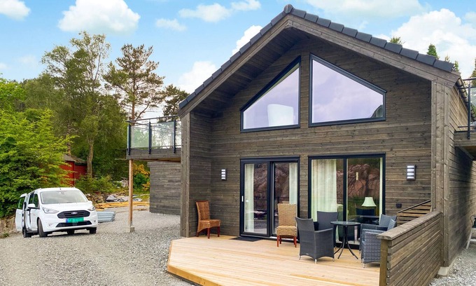 Loddefjord House | Experience a Memorable Stay in Our Sea View Getaway