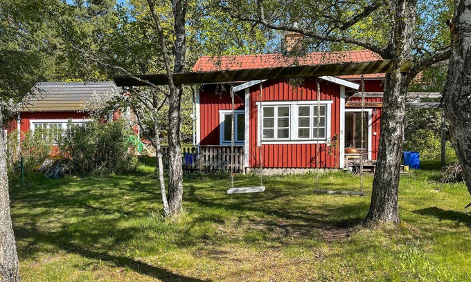 Adelso House | Spend an unforgettable vacation in this inviting cottage near the lake!