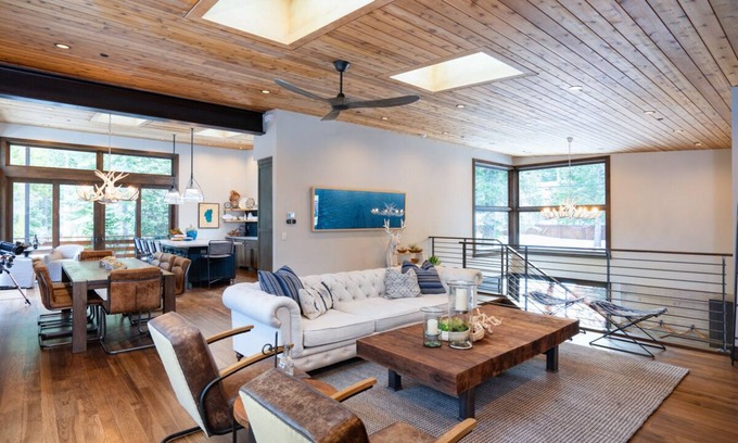 Tahoma House | Discover a Contemporary Alpine-Chic Home with Hot Tub