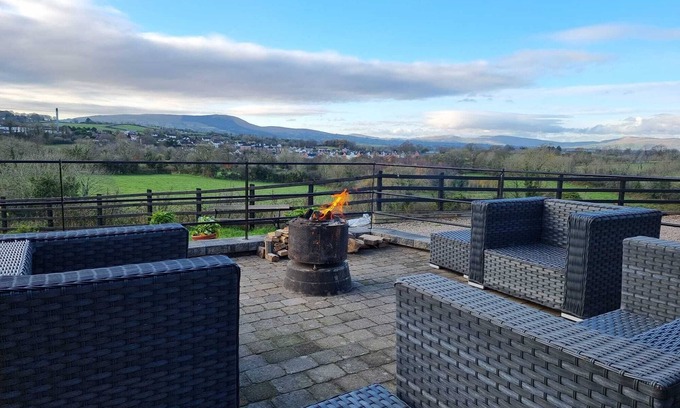 Magherafelt House | Welcoming 4-Bedroom House in Magherafelt with Breakfast