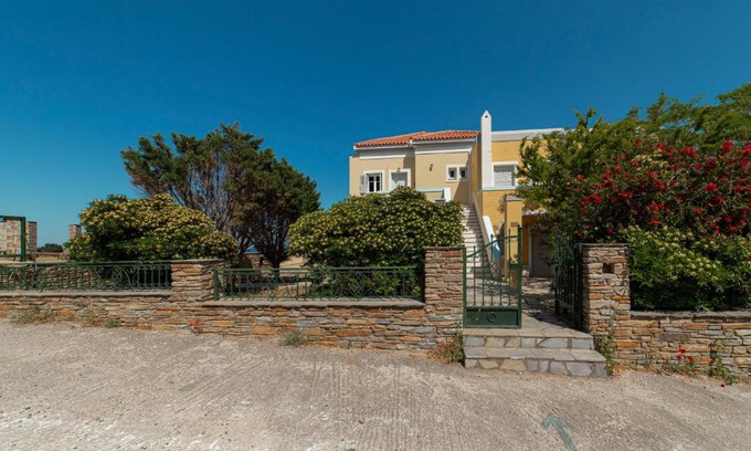 Ormos Korthiou Apartment | Pet-Friendly Retreat at Spertos Apartments - Family Welcome!