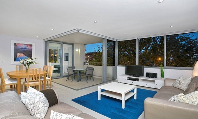Cremorne Apartment | Immaculate Oceanfront Retreat in Central Cremorne