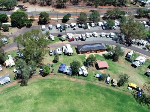 Parkes Resort | Pet-Friendly Retreat at Spicer Caravan Park - Family Fun Awaits