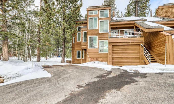 Truckee House | Experience Spike's Place: Pet-Friendly Retreat with Pool
