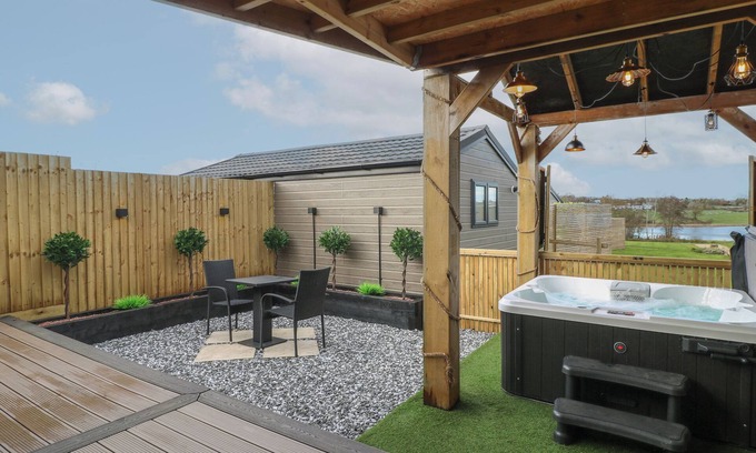Swadlincote Cottage | Pet-Friendly Spindle with Hot Tub in Donisthorpe Escape