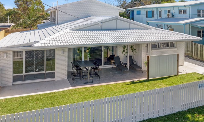 Rainbow Beach Apartment | Spindrift - 1/10 Spectrum Street - Rainbow Beach. All beds made. Wifi. Pets welcome.