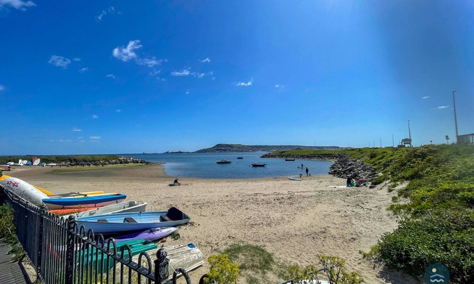 Wyke Regis House | Dog-Friendly Spindrift with Breathtaking Chesil Beach Views