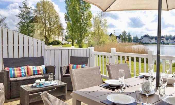 South Cerney Ski Chalet | Spinnaker Lodge: Family-Friendly Retreat by Cotswolds Lakes