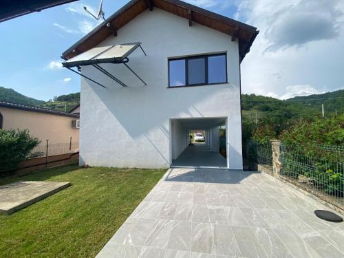 Pojejena House | Discover Tranquility at Spinning la Divici with Ocean Views