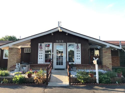 Baraboo Hotel | Family-Friendly Stay at Spinning Wheel Motel