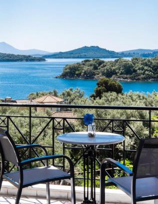Perigiali Hotel | Exceptional Spiros Sea View: Family-Friendly Getaway