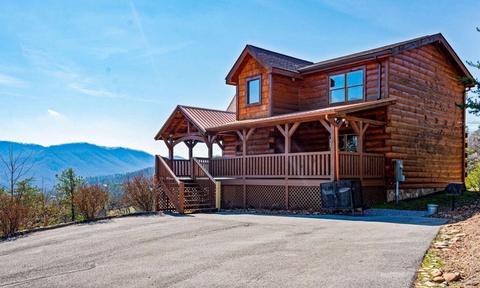 Gatlinburg - Pigeon Forge Cabin | Splash Mountain Magic – Luxury Cabin with Mountain Views, Indoor Salt water Poo