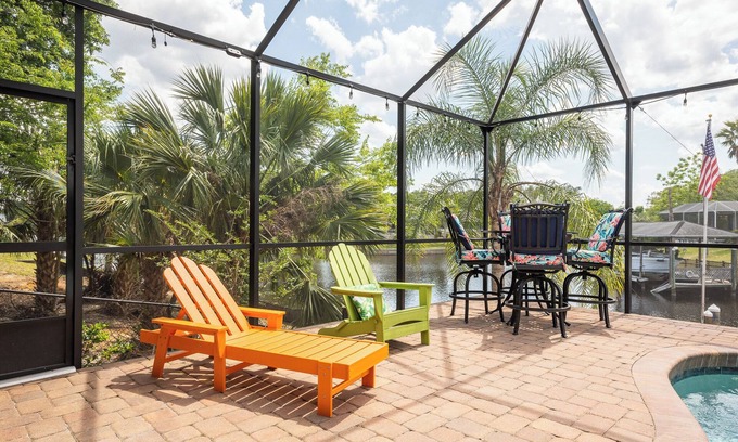 Palm Harbor Cottage | Relax at Splashing Dolphins with Spa and Pool Access