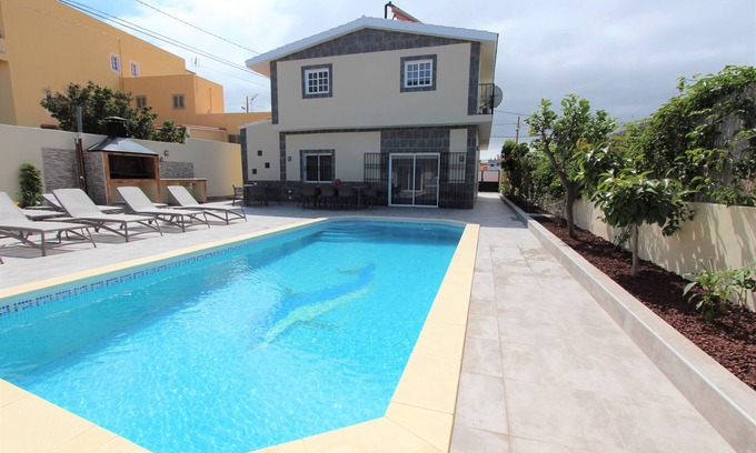 Buzanada Villa | Exquisite 6-Bedroom Villa with Heated Pool in Tropical Paradise