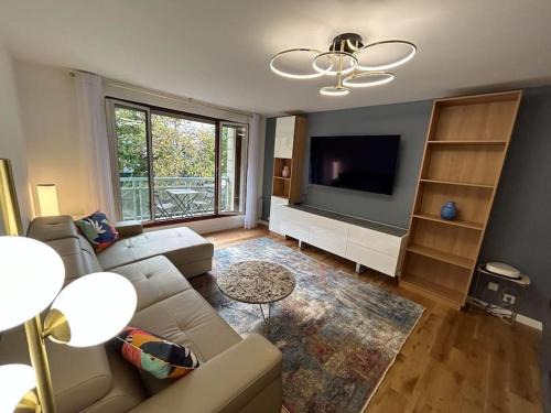 Charenton-le-Pont Apartment | Inviting 92m2 Renovated Suite with Family-Friendly Amenities