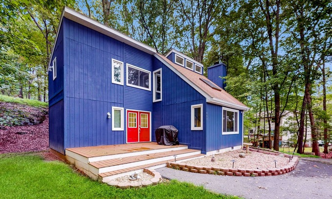 East Stroudsburg House | Splendid dog-friendly home with deck, W/D, free WIFI & gas grill
