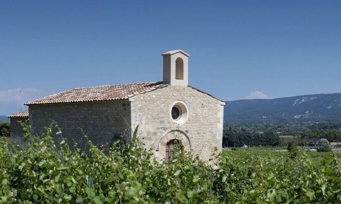 Robion Apartment | Idyllic Duplex Retreat in Provence Surrounded by Vineyards
