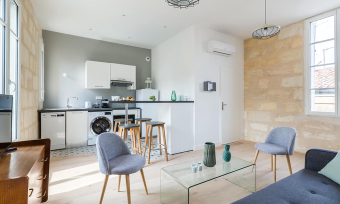 Chartrons Apartment | Elegant Flat in Chartrons: Spa & Kitchen Amenities Await