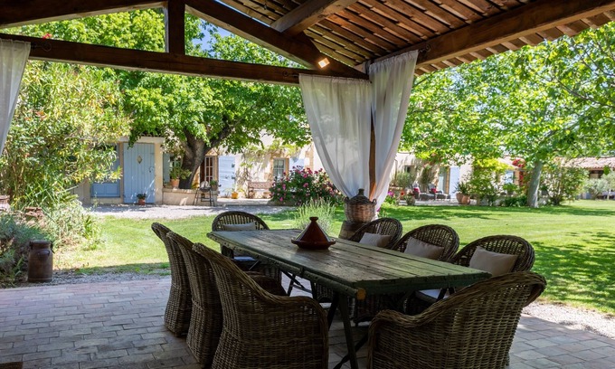 Grans Villa | Idyllic Mas Provençal: Private Garden & Pool for Families