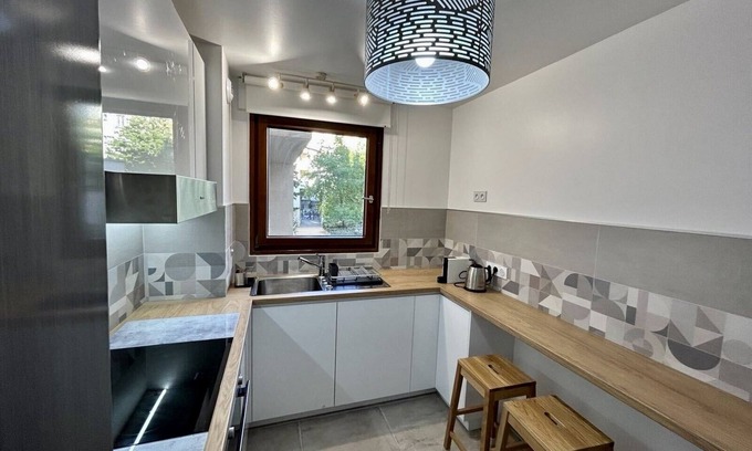 Charenton-le-Pont Apartment | Inviting 4-Room Retreat with Kitchen, Rated 10/10 by Guests