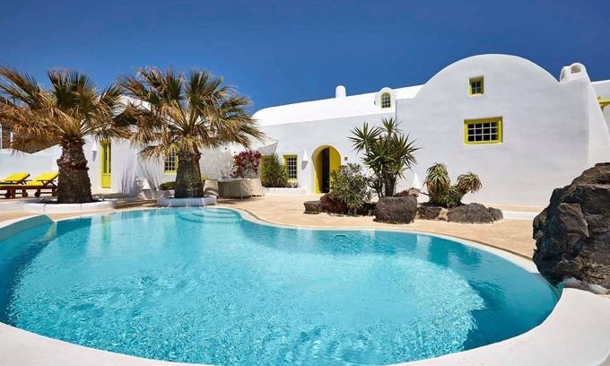 Imerovigli Villa | Elegant Villa Cascada in Oia with Private Pool & Hot Tub