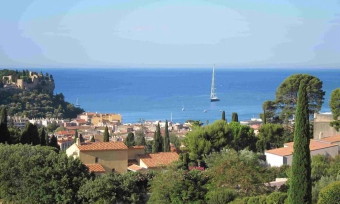 Cassis Apartment | Charming Studio in Cassis: Ocean View & Pool Access