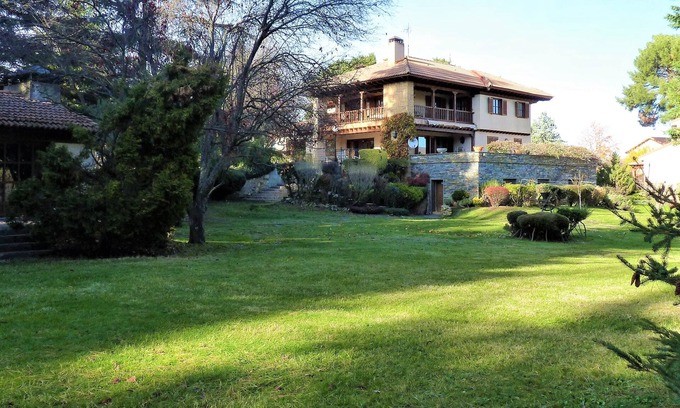Riaza House | Ideal Villa with Garden & Game Court, Rated 9.6/10