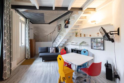 Zona Padova Apartment | Elegant Apartment Steps from Pasteur M1 with Pet-Friendly Amenities