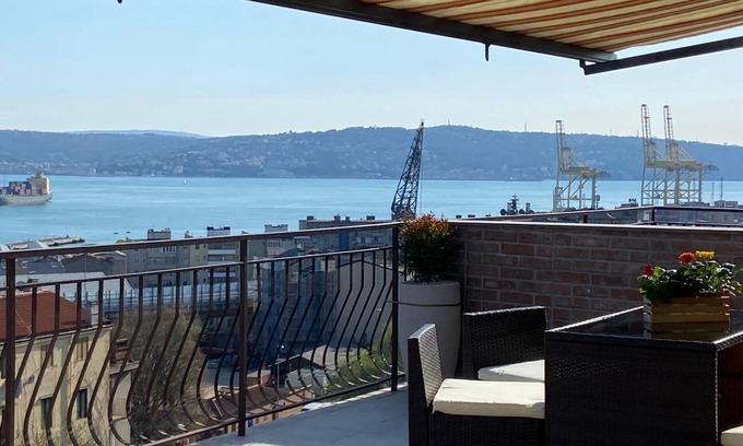Citta Nuova-Barriera Nuova-San Vito-Citta Vecchia Apartment | Seaside Penthouse with Parking & Family-Friendly Amenities