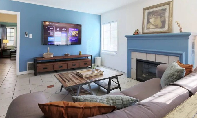 Santa Ana Apartment | Stylish 2B1B Home with Spa and Breakfast Included