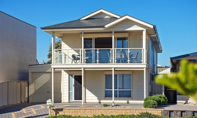 Christies Beach House | Exceptional Stay at Splendour on Esplanade with Ocean View